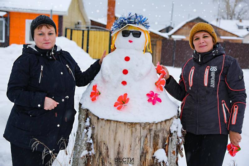 «Снеговикомания» в Богучанах. Когда неприглядные пни превращаются в скульптуры. 