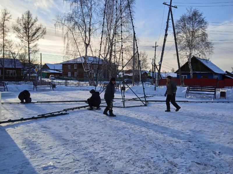 На площади РДК «Янтарь» началась подготовка к Новому году.