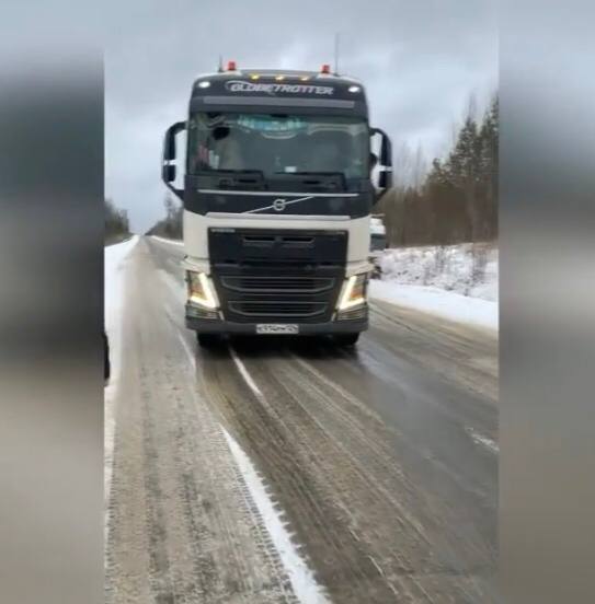 Госавтоинспекторы спецроты ГУ МВД России по краю помогли большегрузу. 