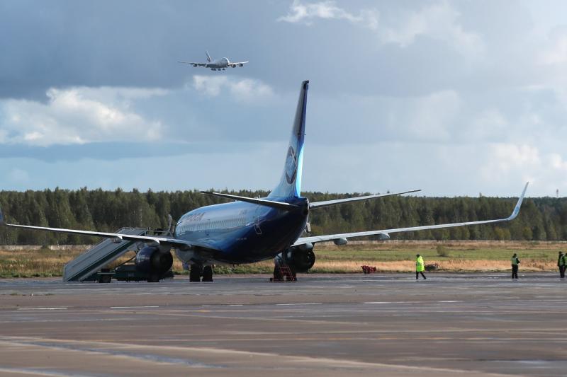 Из - за нового штамма COVID-19 Россия закрывает границы с десятью странами.